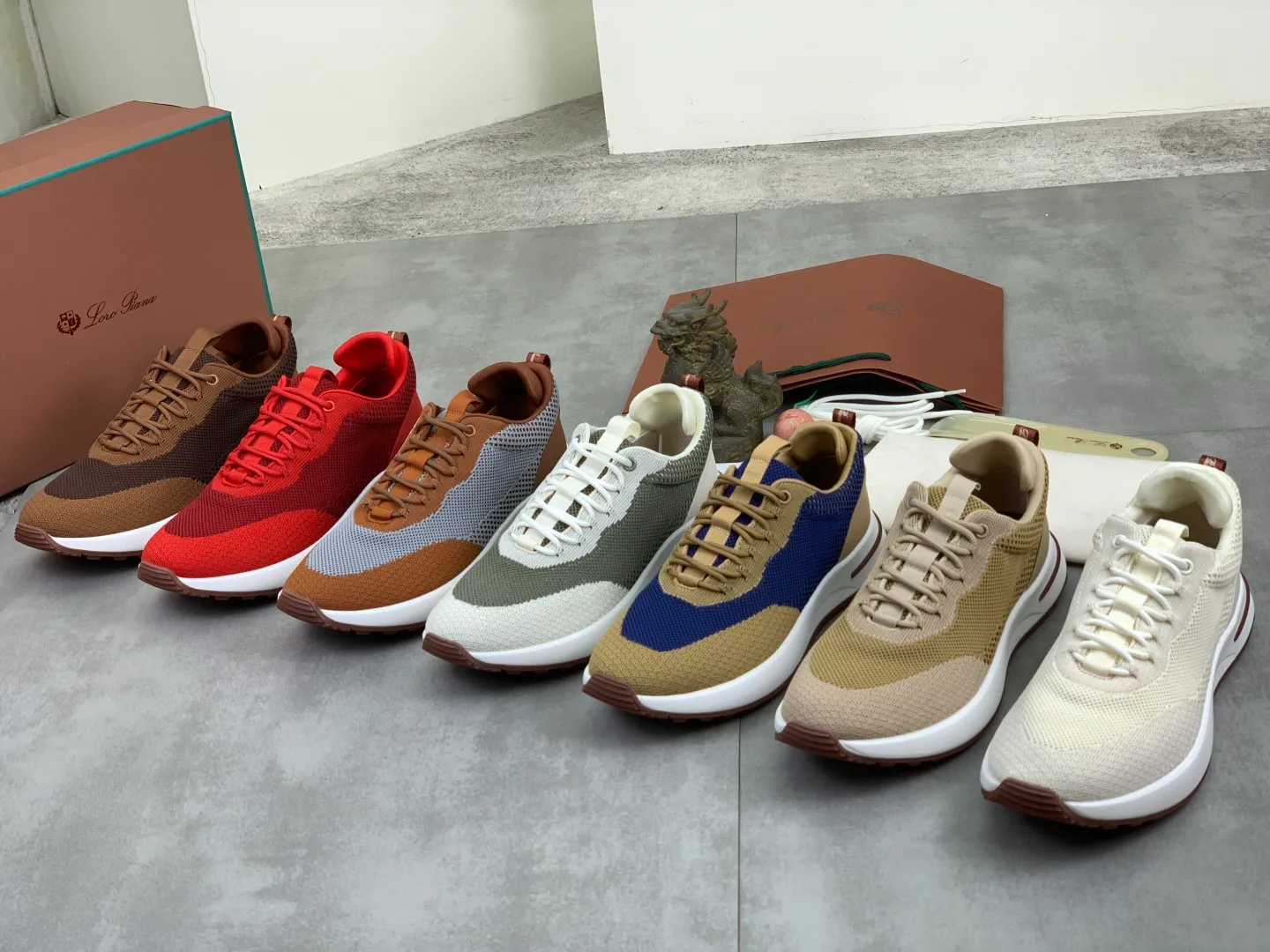 Men's men's shoes 💰P542 New style 💰High quality The latest casual shoes Loro Piana 💯Top grade💯Buy the original copy💯 Founded the existing Loro Piana company on April 24, 1924. The family has been operating for the sixth generation, providing top quality products to customers who are discerning in taste and quality. Imported original fly woven fabrics with cowhide fabric, plain calfskin lining, hand-stitched threads with cowhide feet, original packaging, high-end outsole, size: 38-46, multiple colors available, complete package